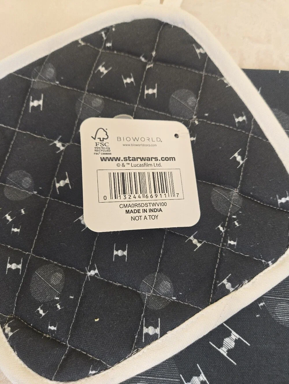 Star Wars Mandalorian Pot Holder And Dish Towel Set